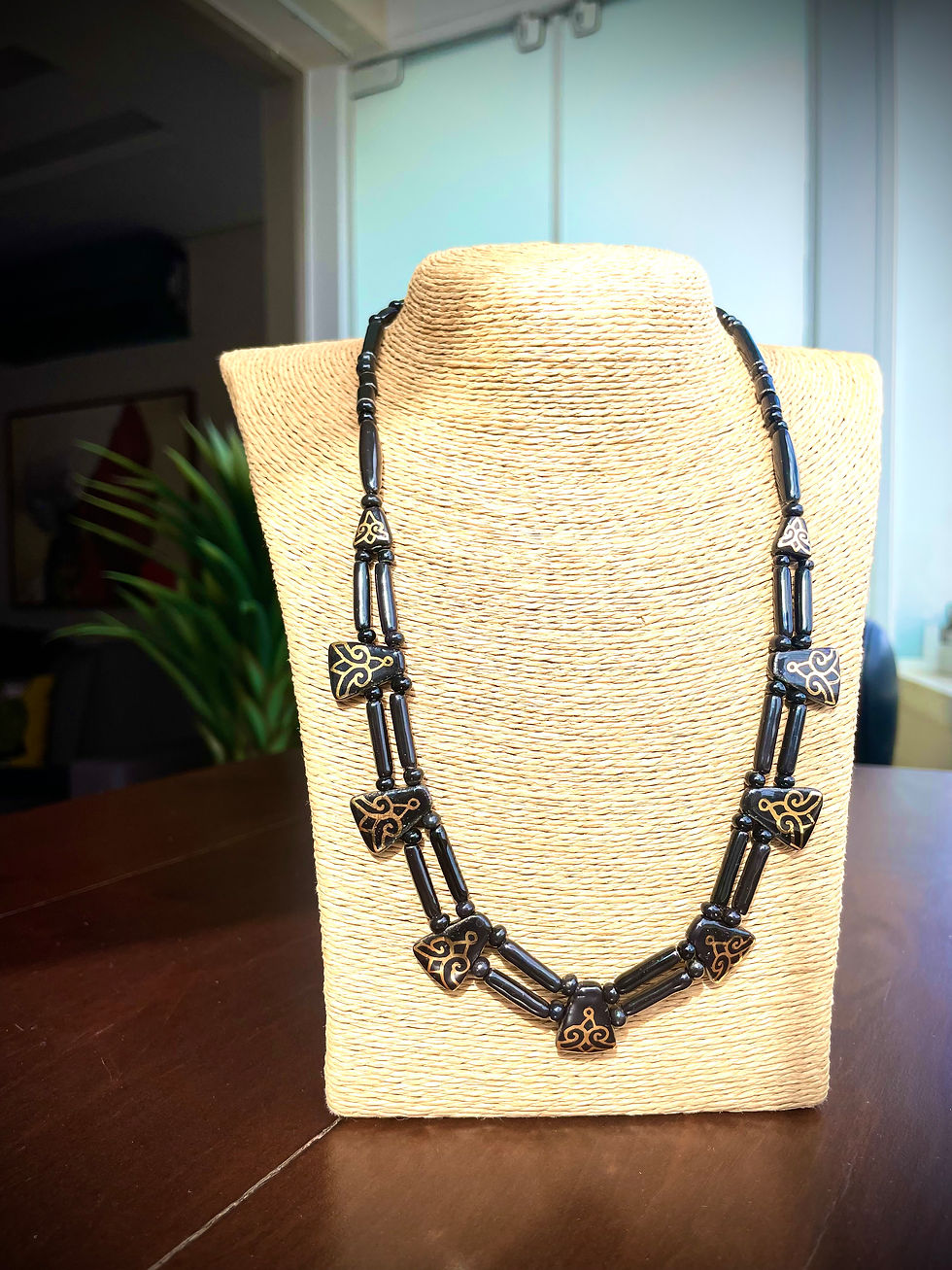 Colar em cerâmica vitrificada preto pintado em ouro.