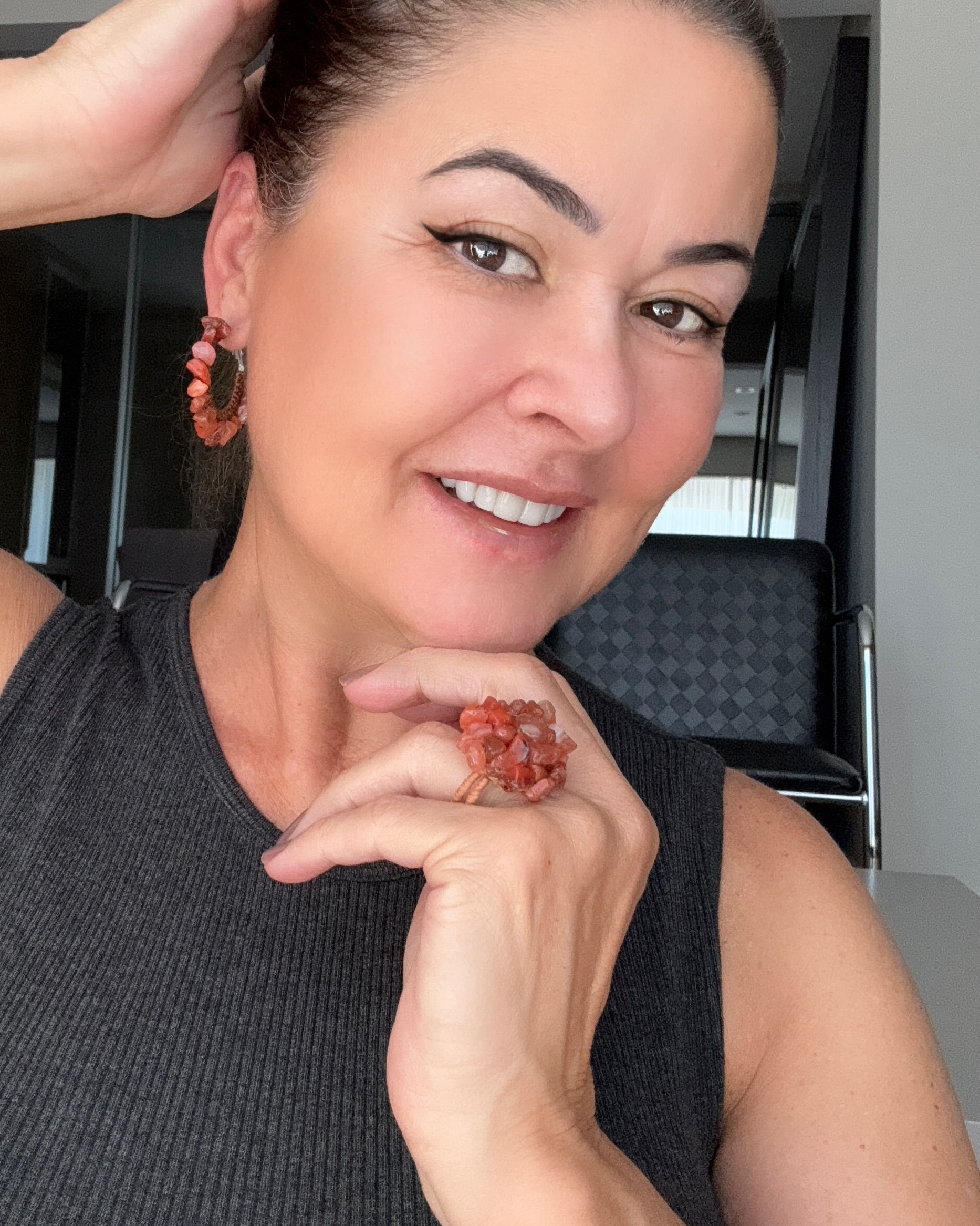 Brincos em macramê e pedras ágata de fogo.