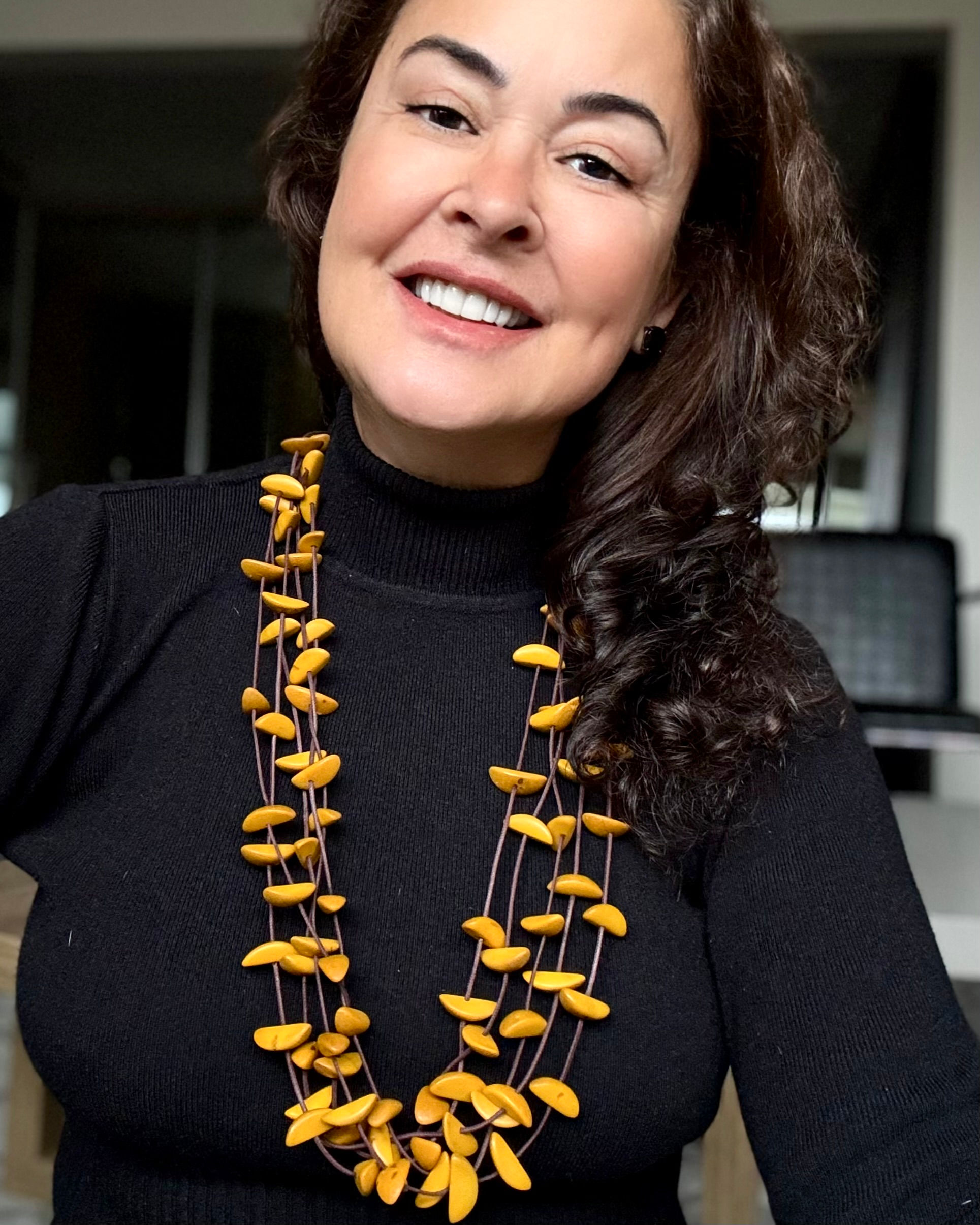 Colar longo sementes de buriti mostarda.