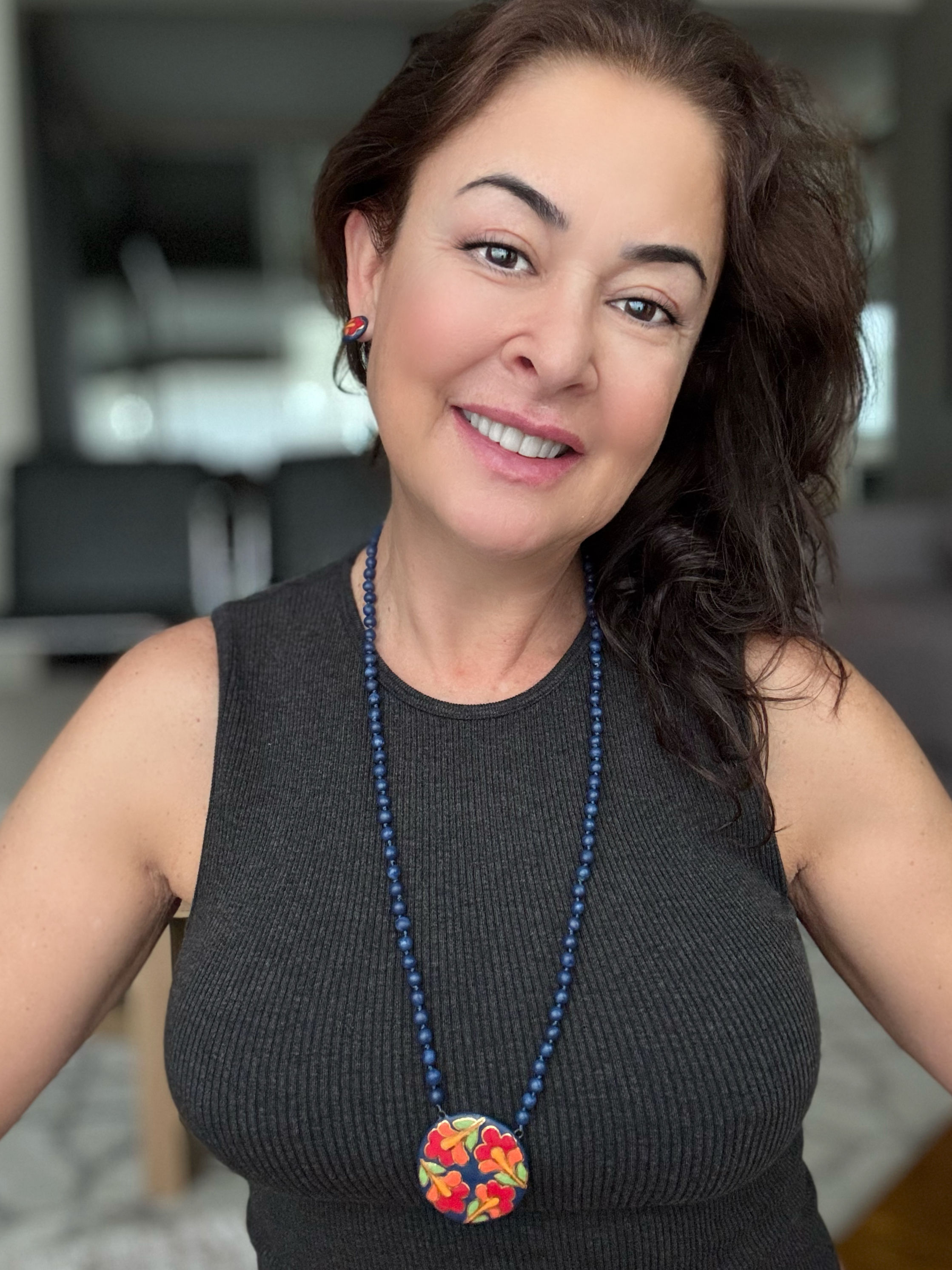 Colar flor fundo azul cerâmica vitrificada com desenho contornado em ouro.