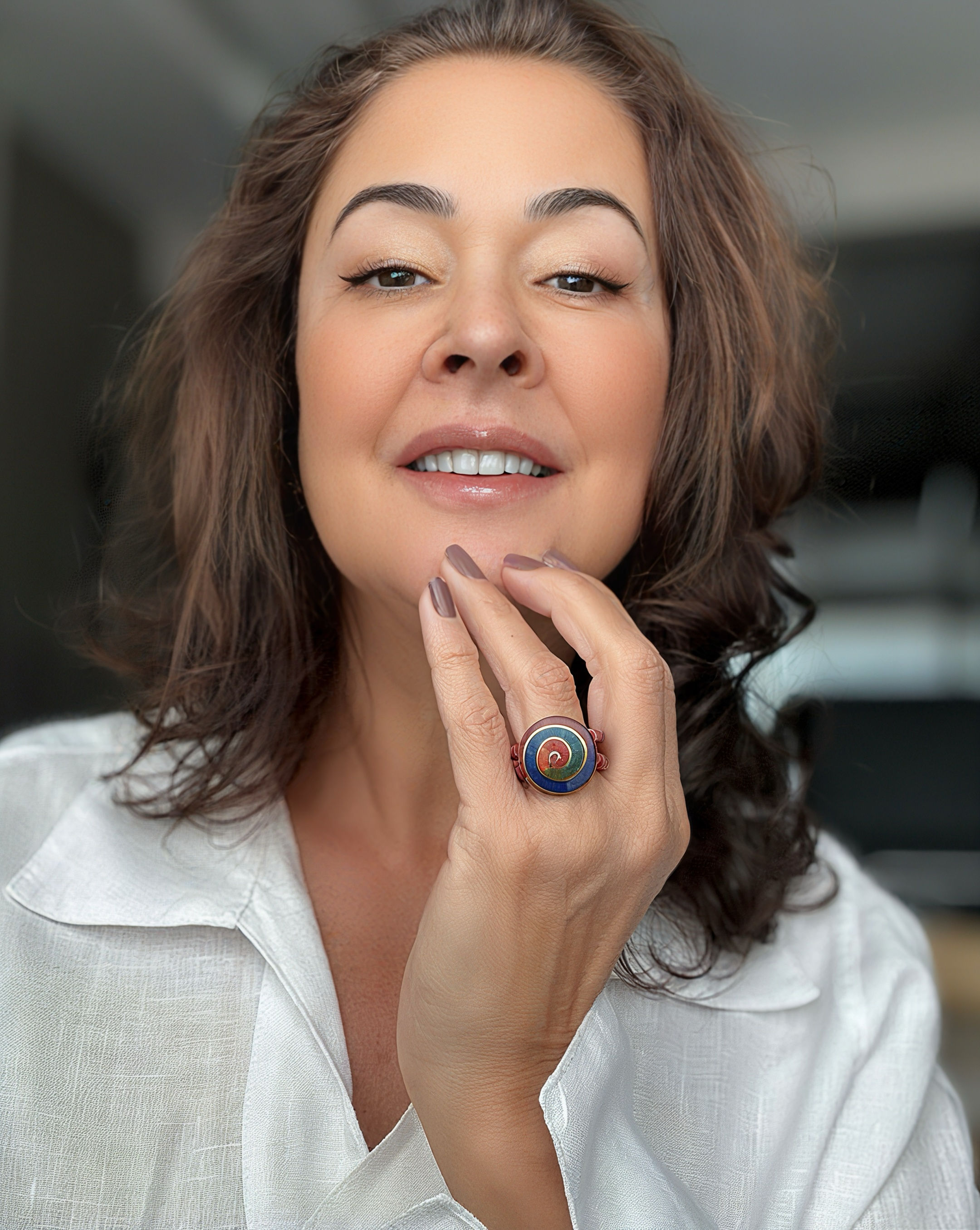 Anel espiral redondo vinho em cerâmica opaca.