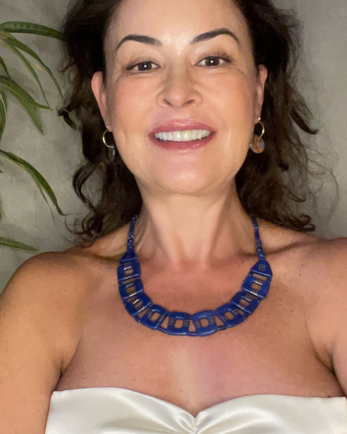 Colar em cerâmica fosca azul pintado em ouro.