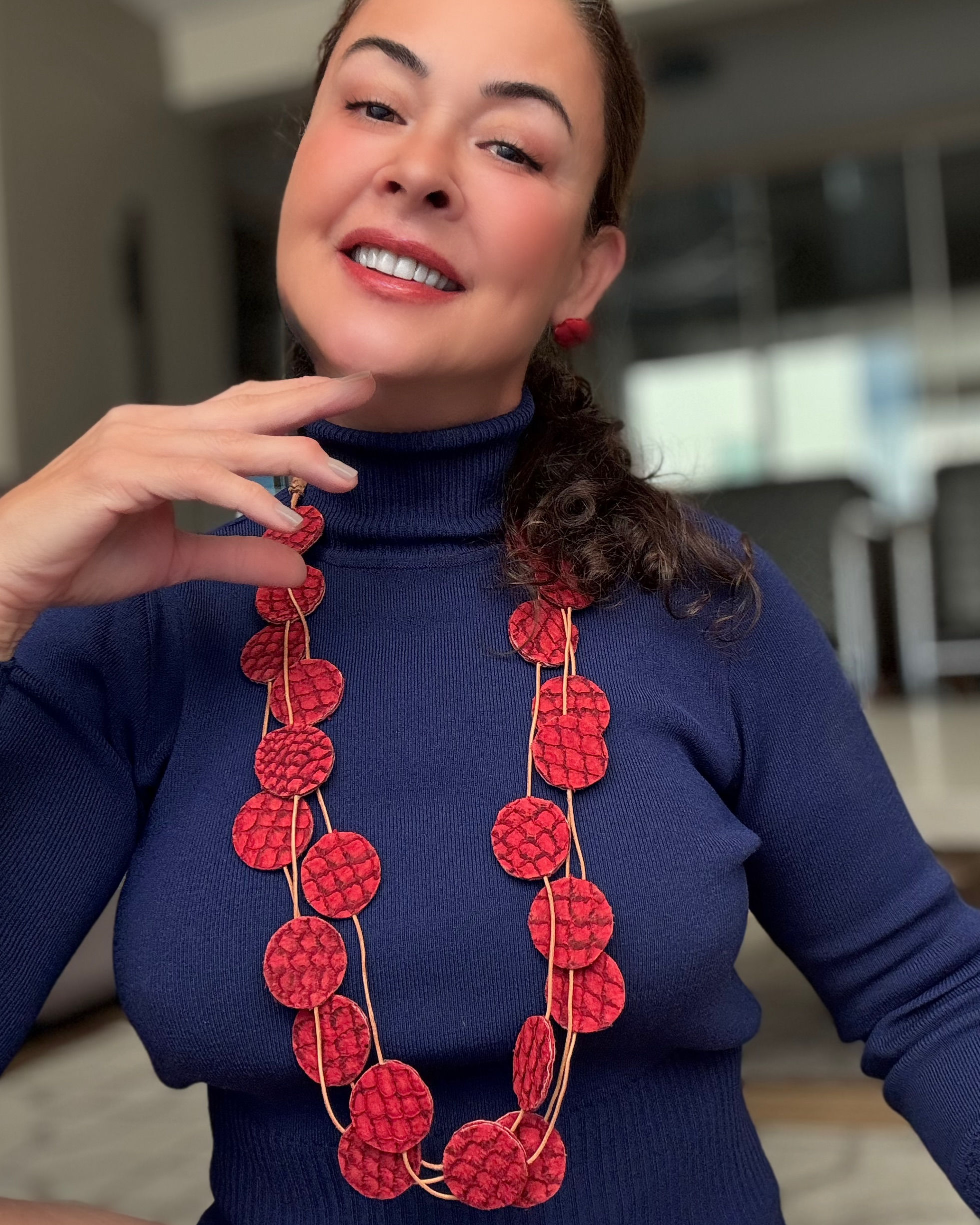 Colar círculos vermelho couro tilápia.