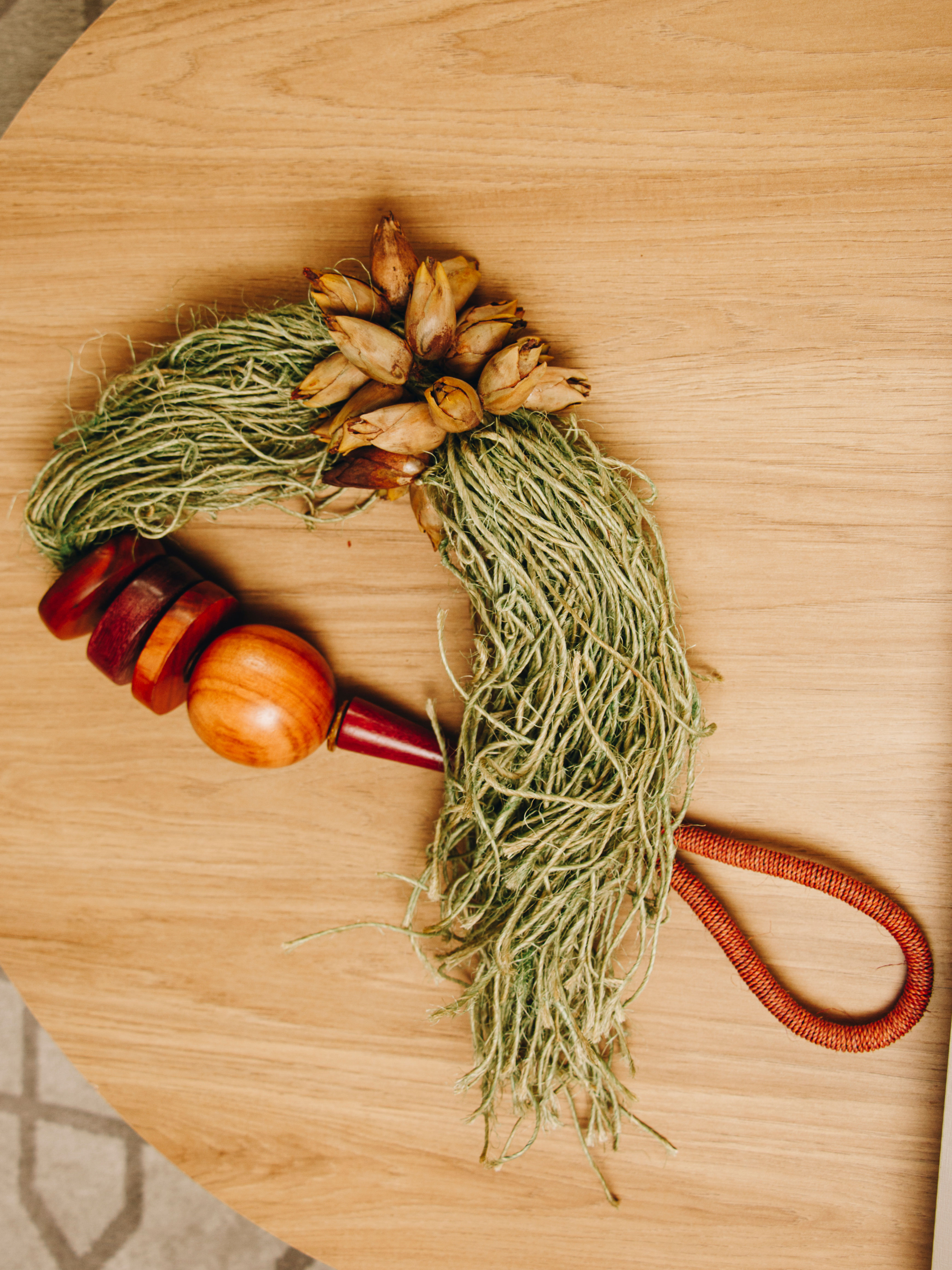 Colar de mesa flores de babaçu.