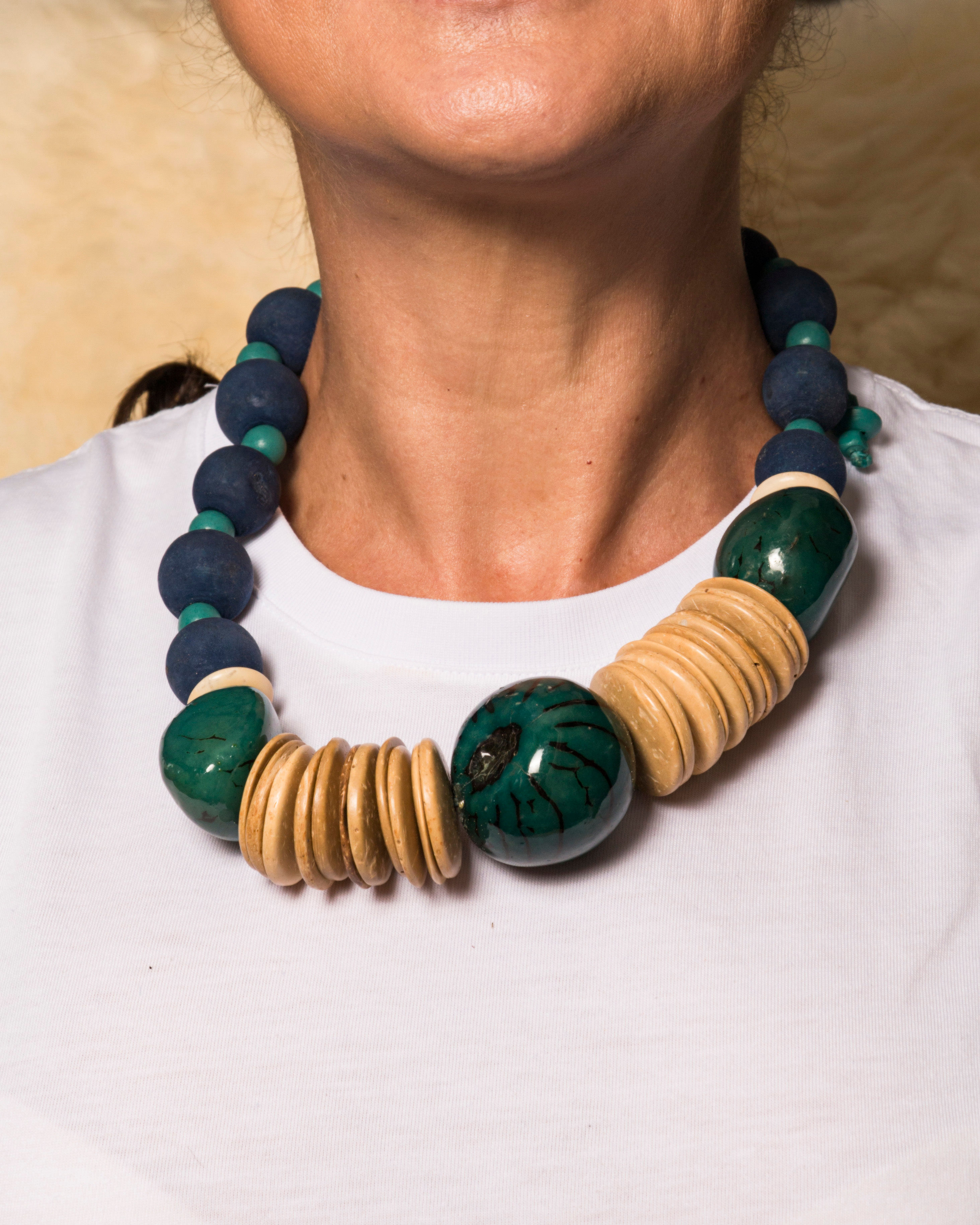 Colar com jarinas inteiras, discos e bolinhas de madeira e sementes de açaí.