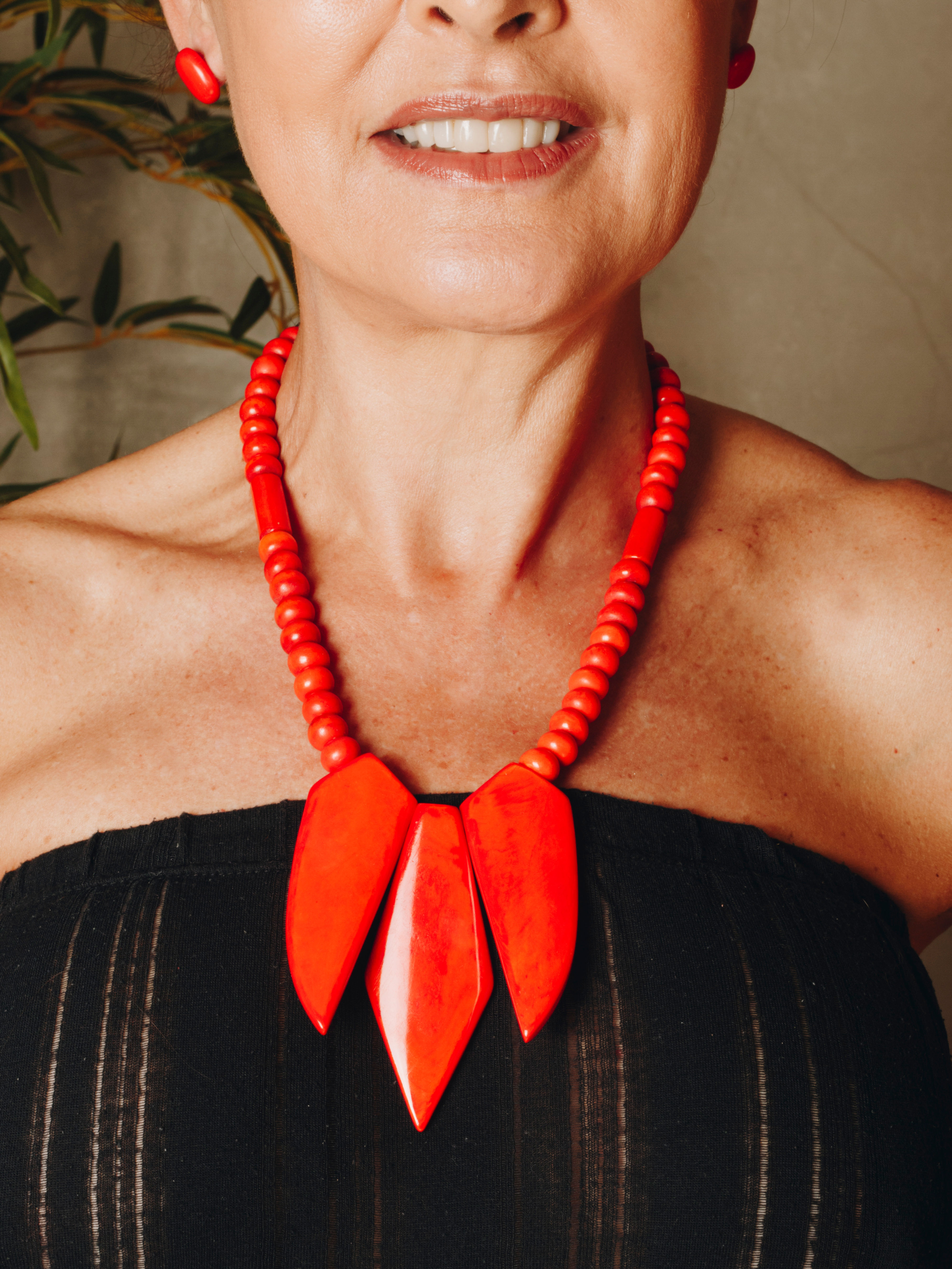 Colar três garras grandes laranja.