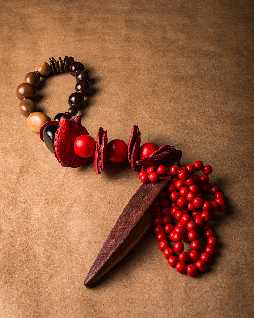 Miniatura: Colar de mesa sementes de açaí vermelhas.