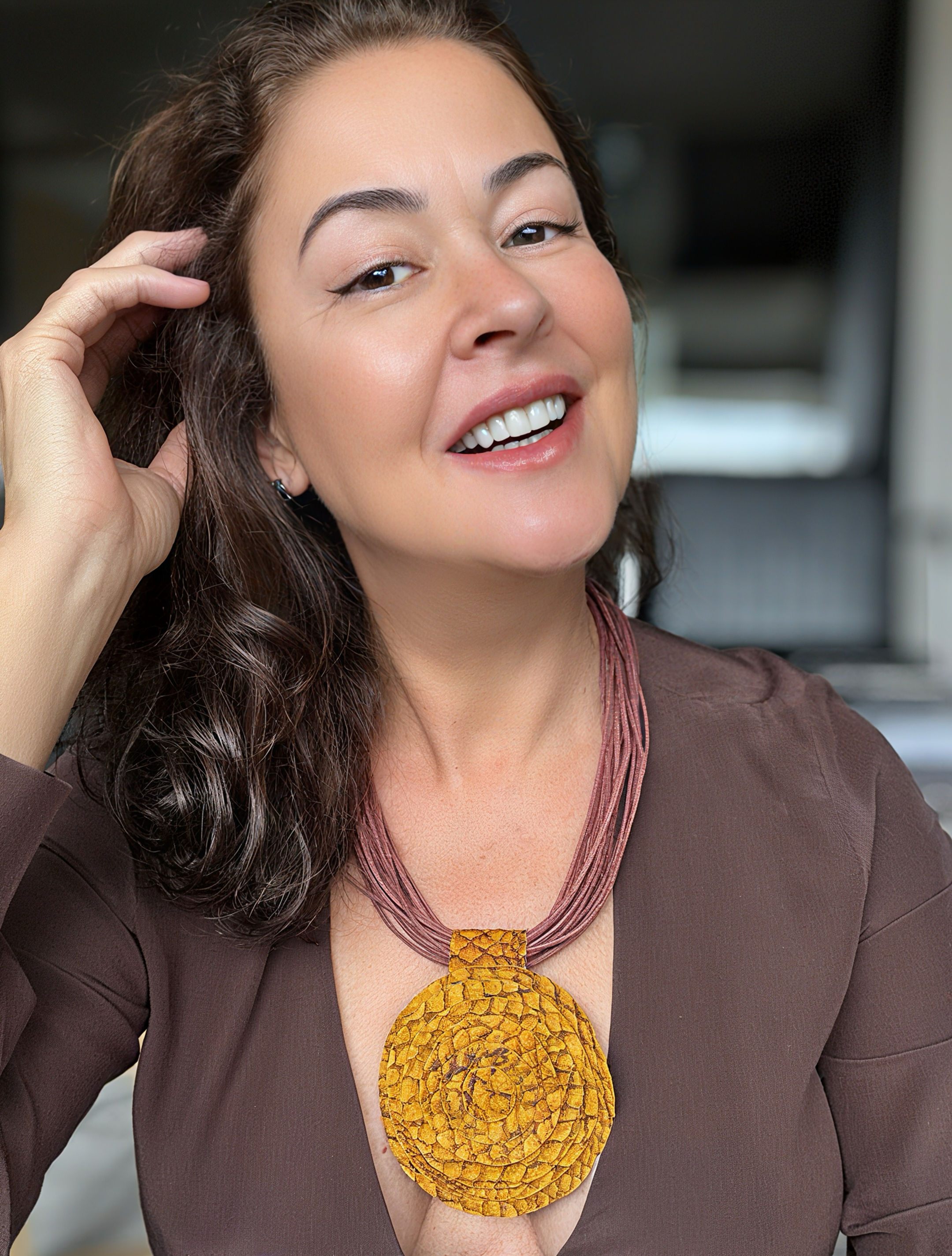 Colar curto flor mostarda couro de tilápia.