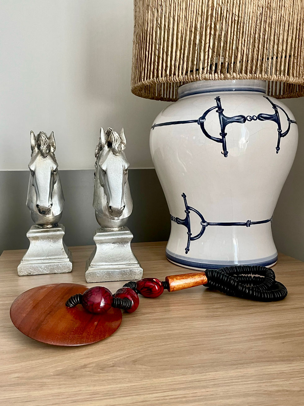 Colar de mesa jarinas marfim vinho, madeira maracatiaia e discos de coco