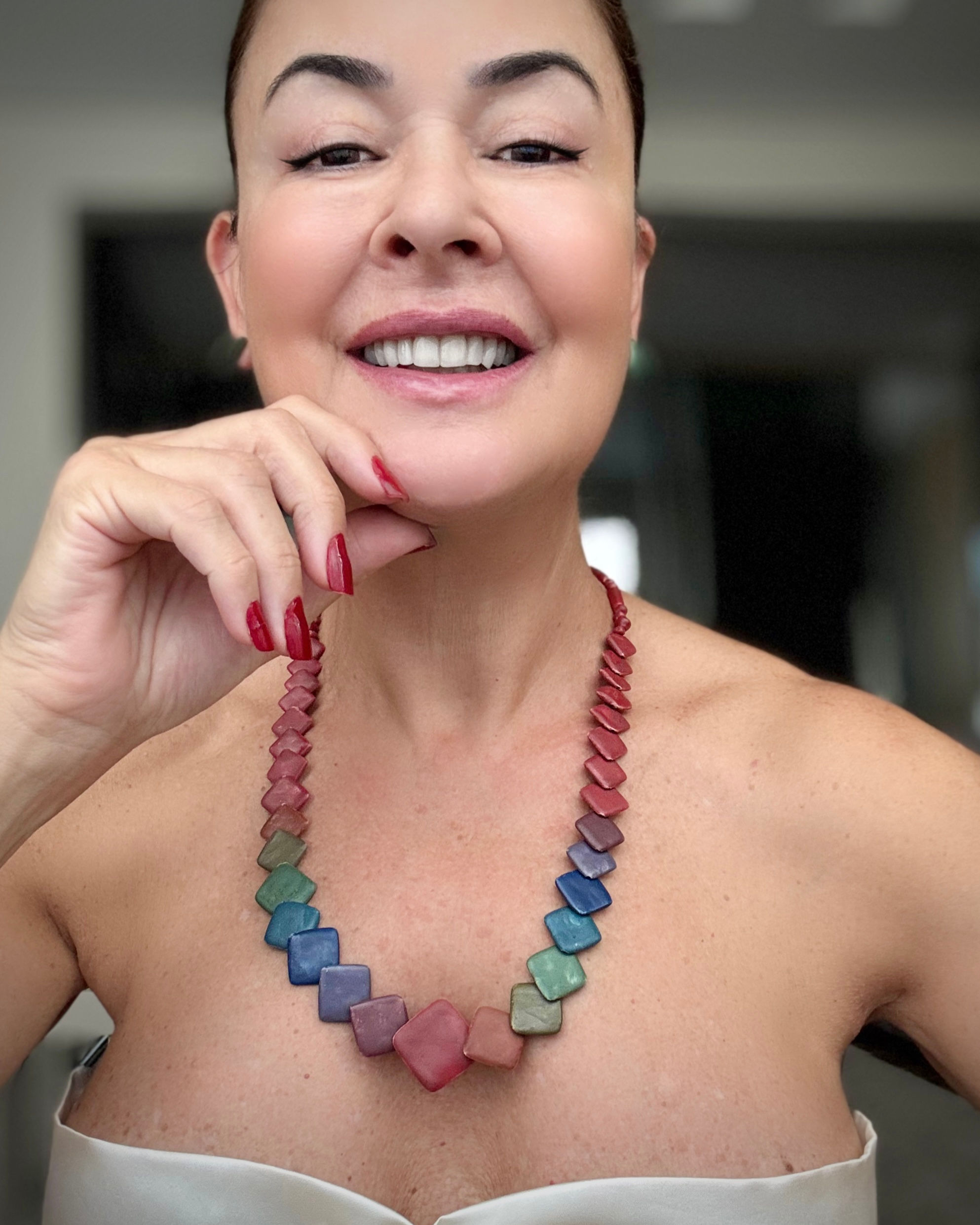 Colar pastilhas sobrepostas colorido.