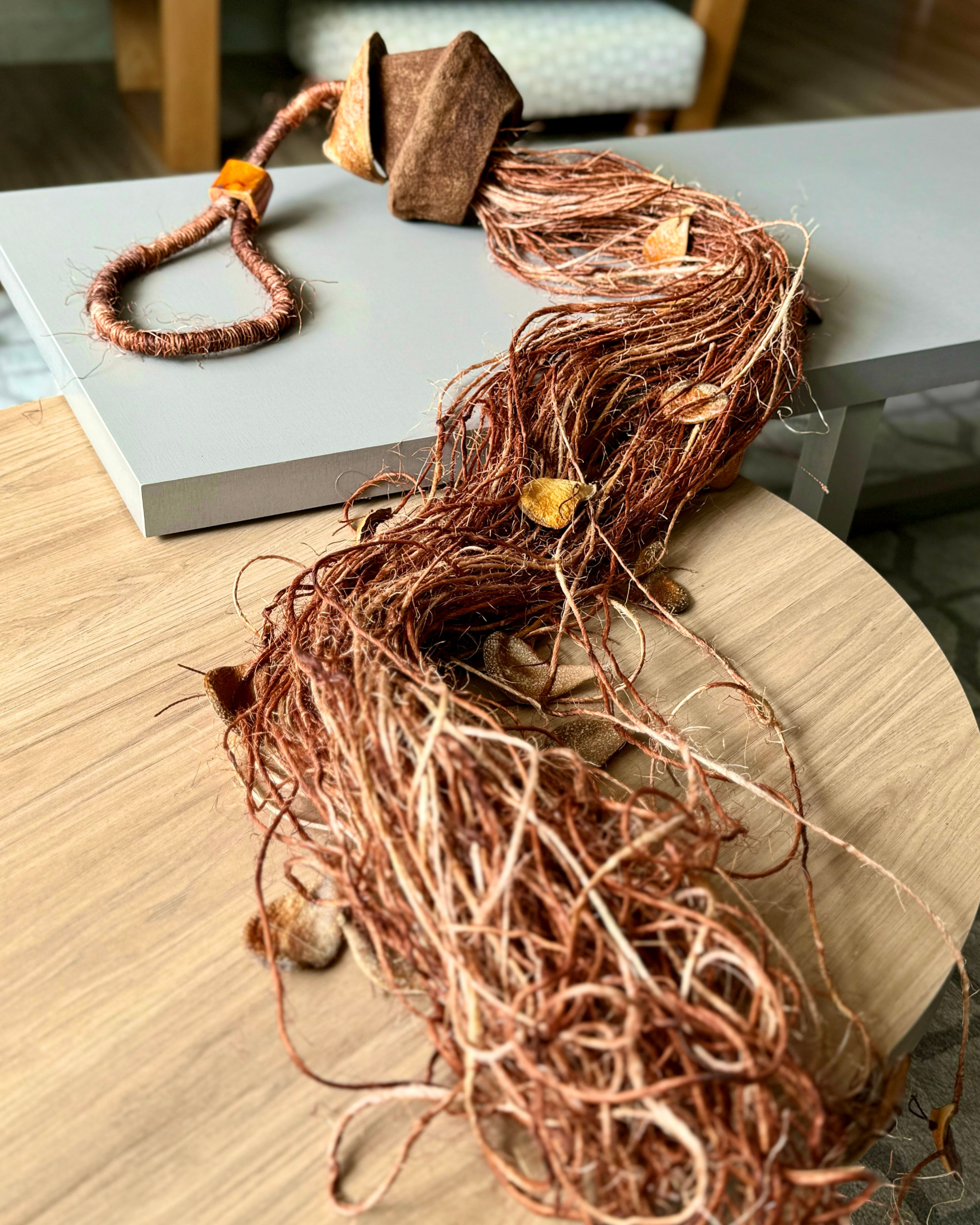 Colar de mesa ou parede sisal e pereirinhas tons terrosos.