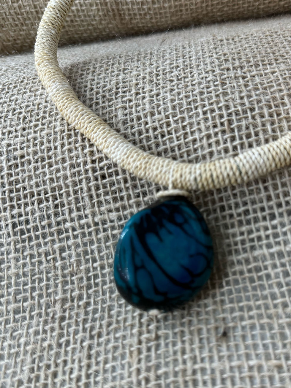 Miniatura: Colar com uma jarina marfim turquesa e alça em tucum cru.