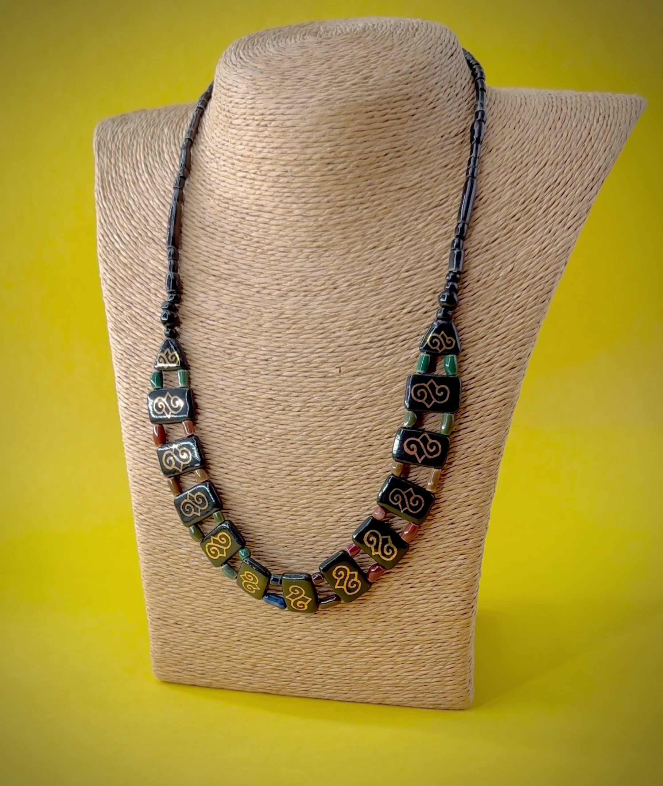 Colar preto com pintura em ouro 1.