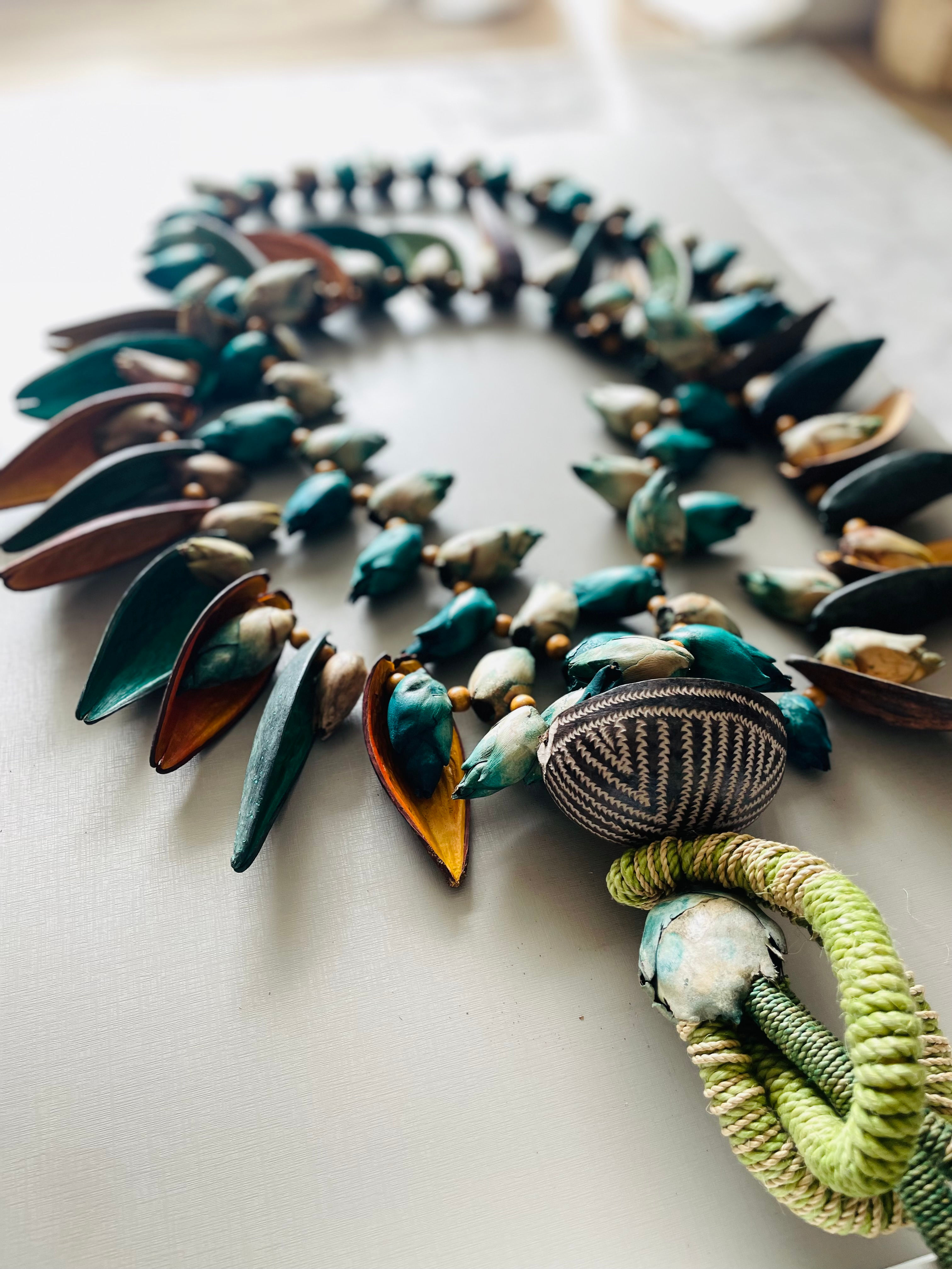 Colar de mesa ou parede flores de babaçu.