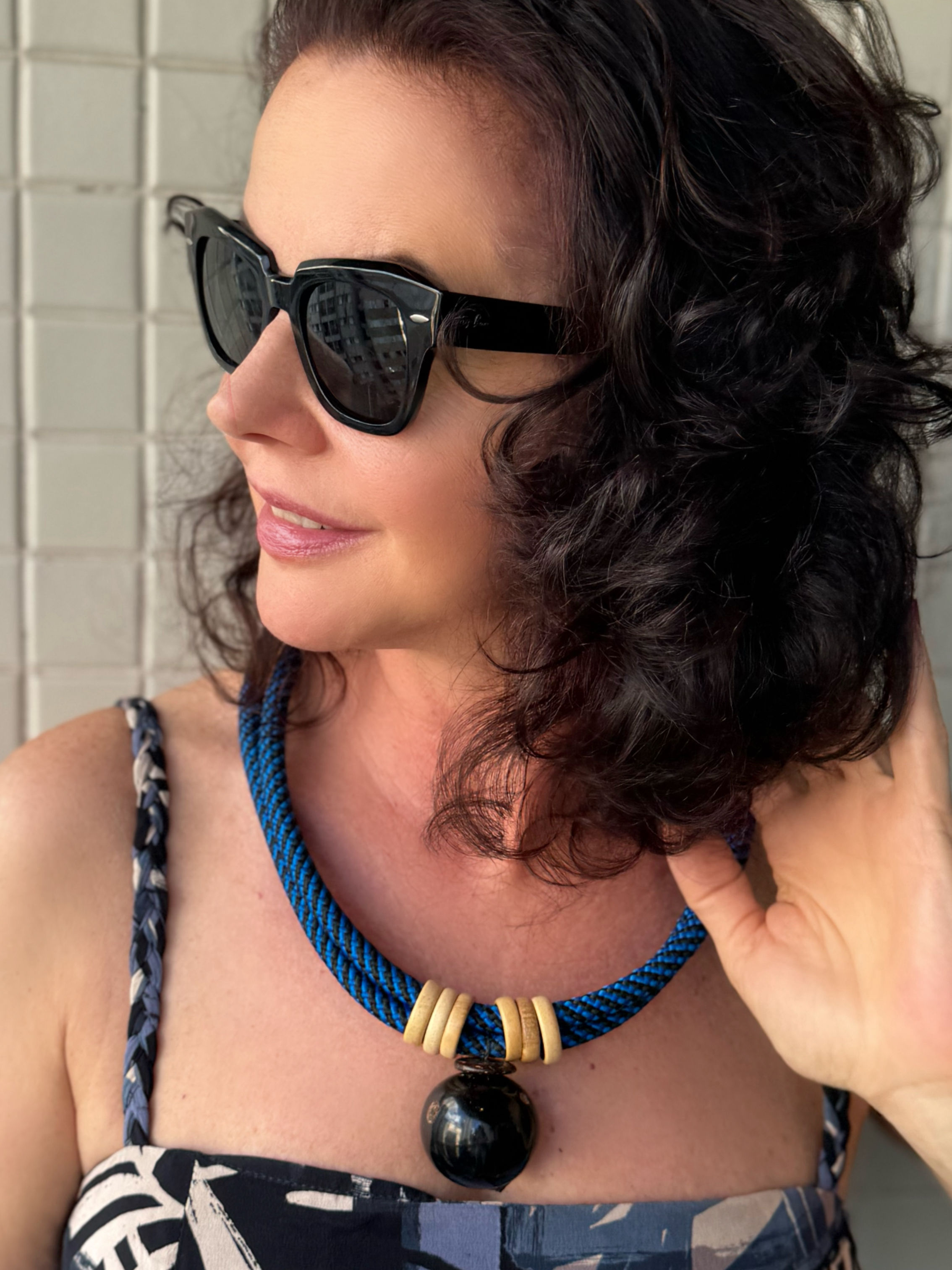 Colar tucumã, corda náutica azul e madeira.