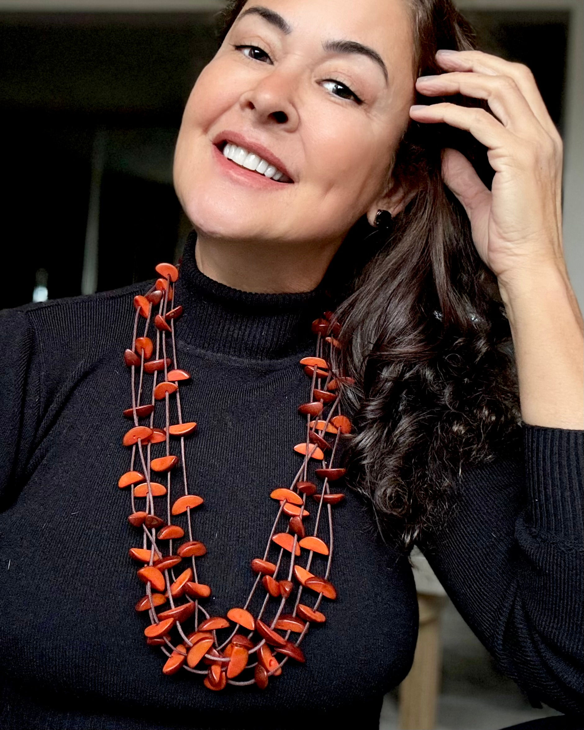 Colar longo sementes de buriti fatiadas telha.