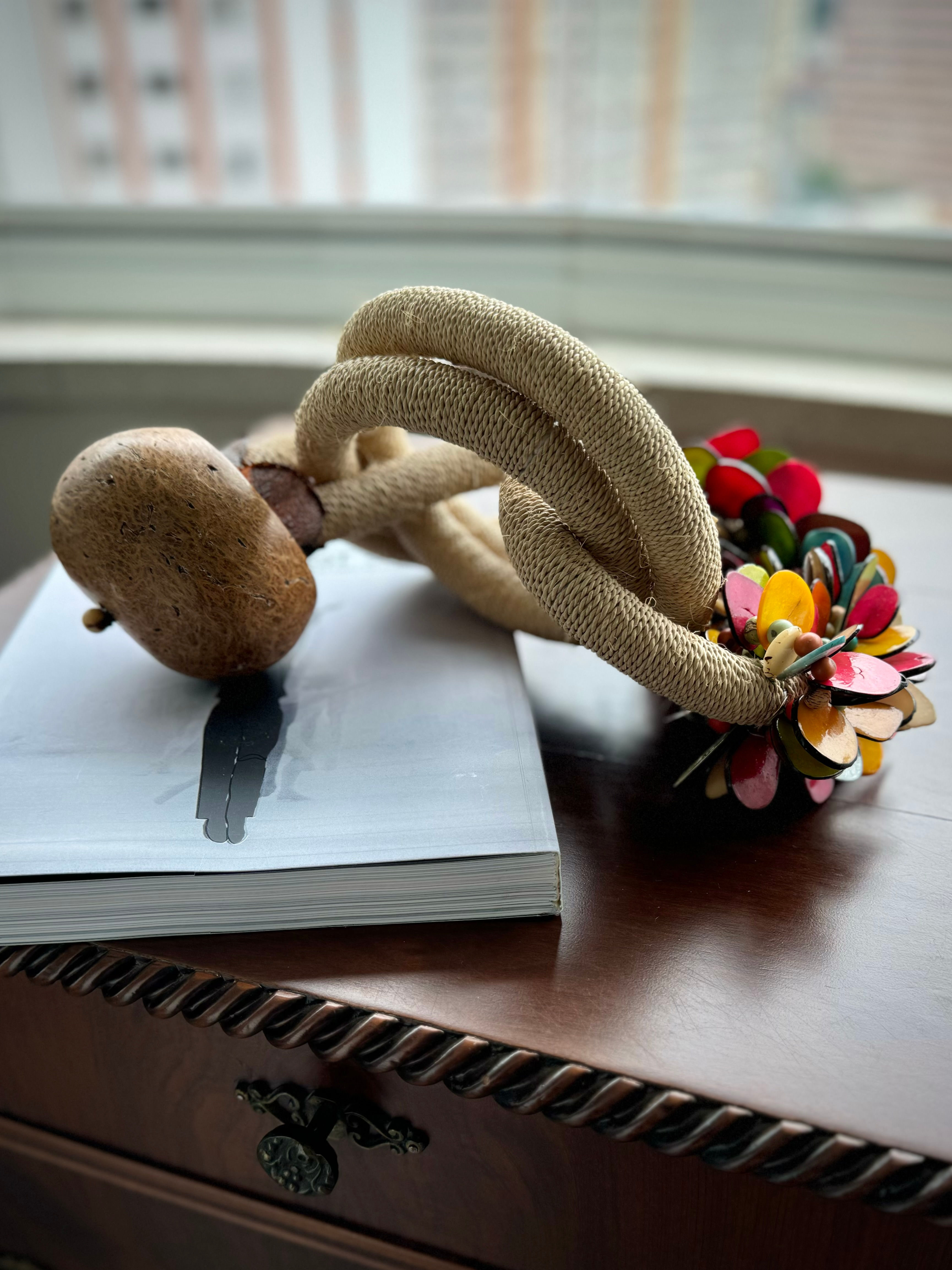 Escultura jarinas fatiadas coloridas.