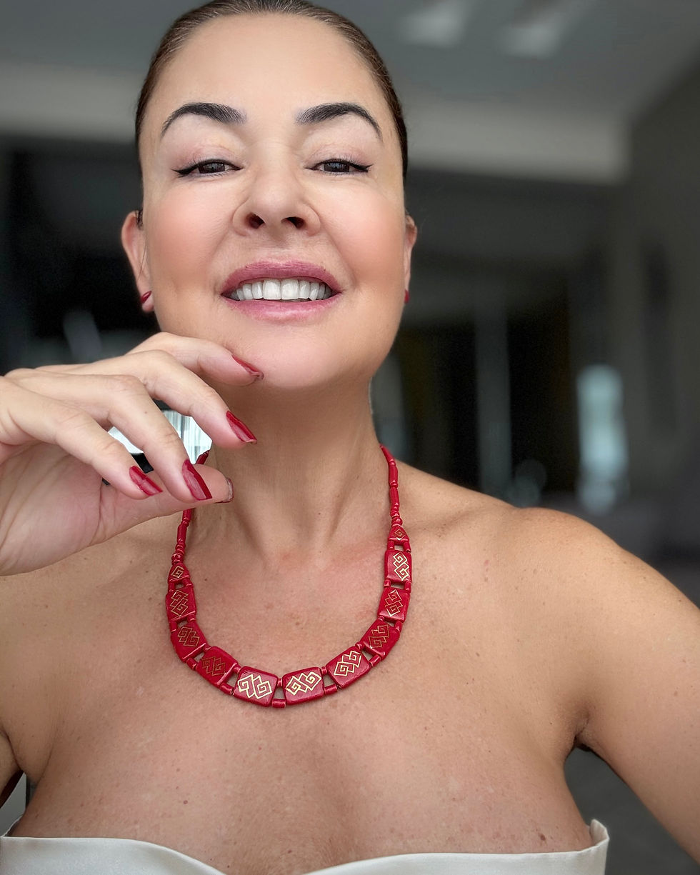 Colar em cerâmica vitrificada vermelho com desenho em ouro.