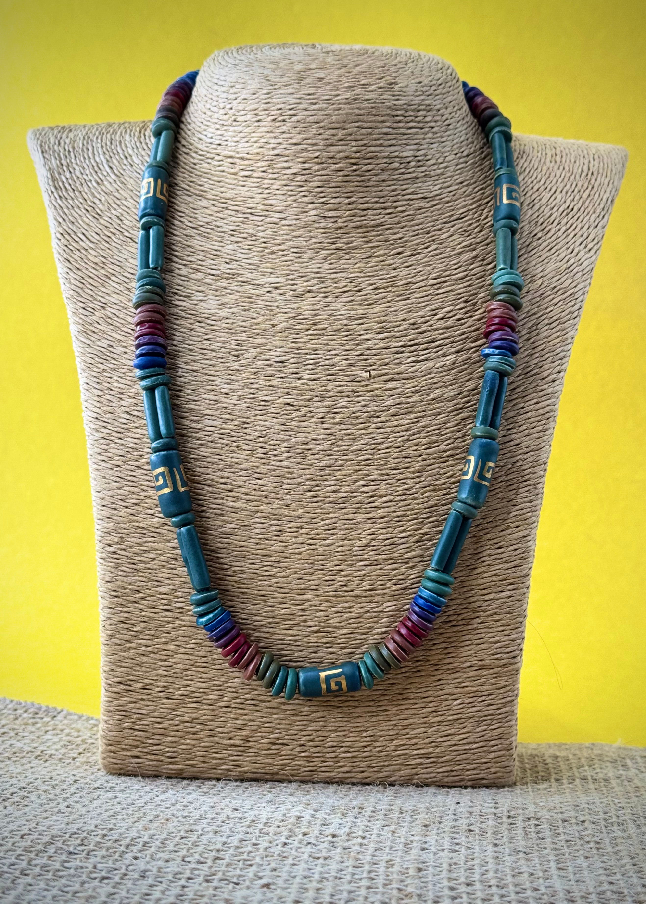 Colar em cerâmica opaca verde com pintura em ouro.