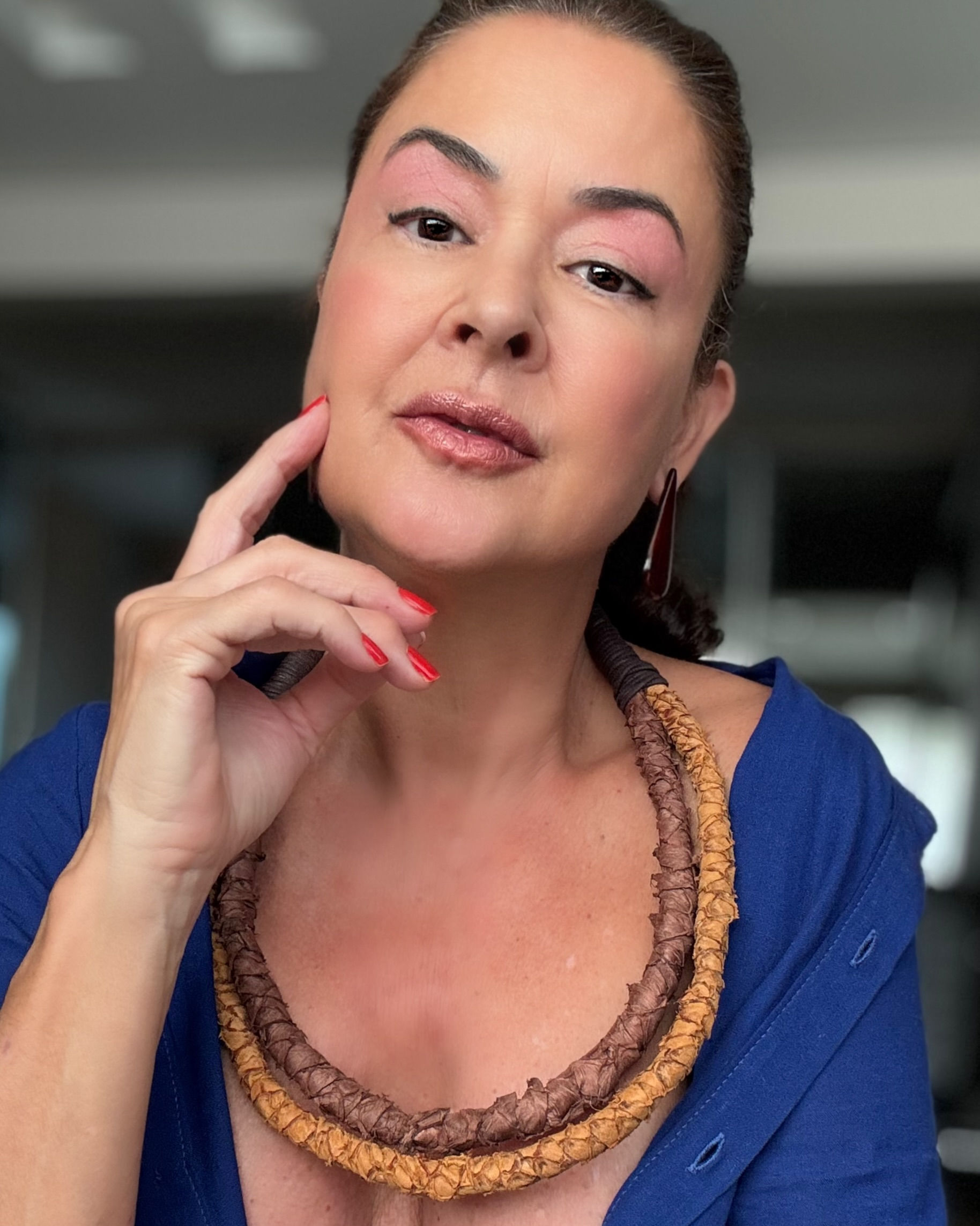 Colar duas alças marrom e caramelo em couro de tilápia.