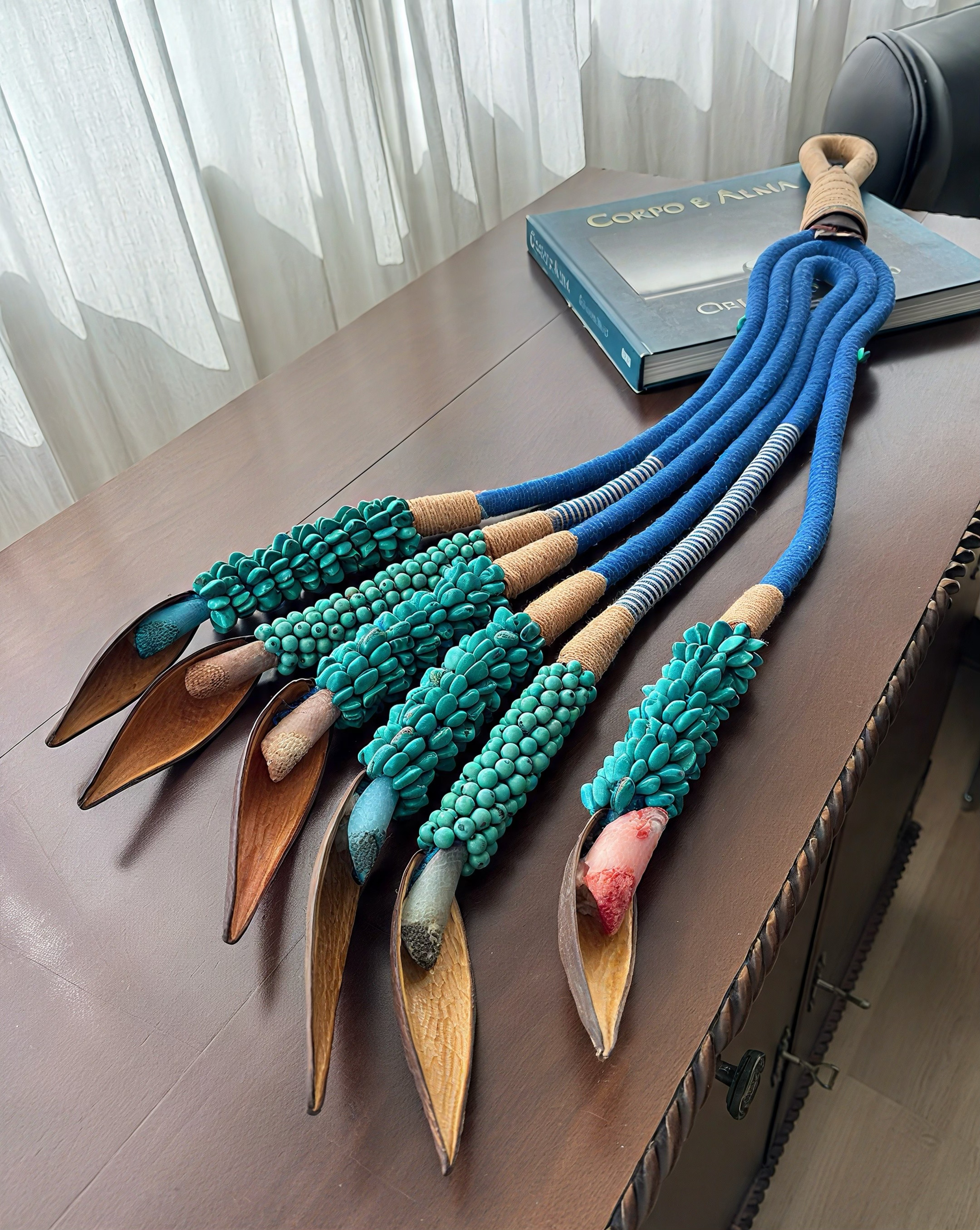 Colar de mesa ou parede azul escamas de pirarucu, canoinhas e sementes.