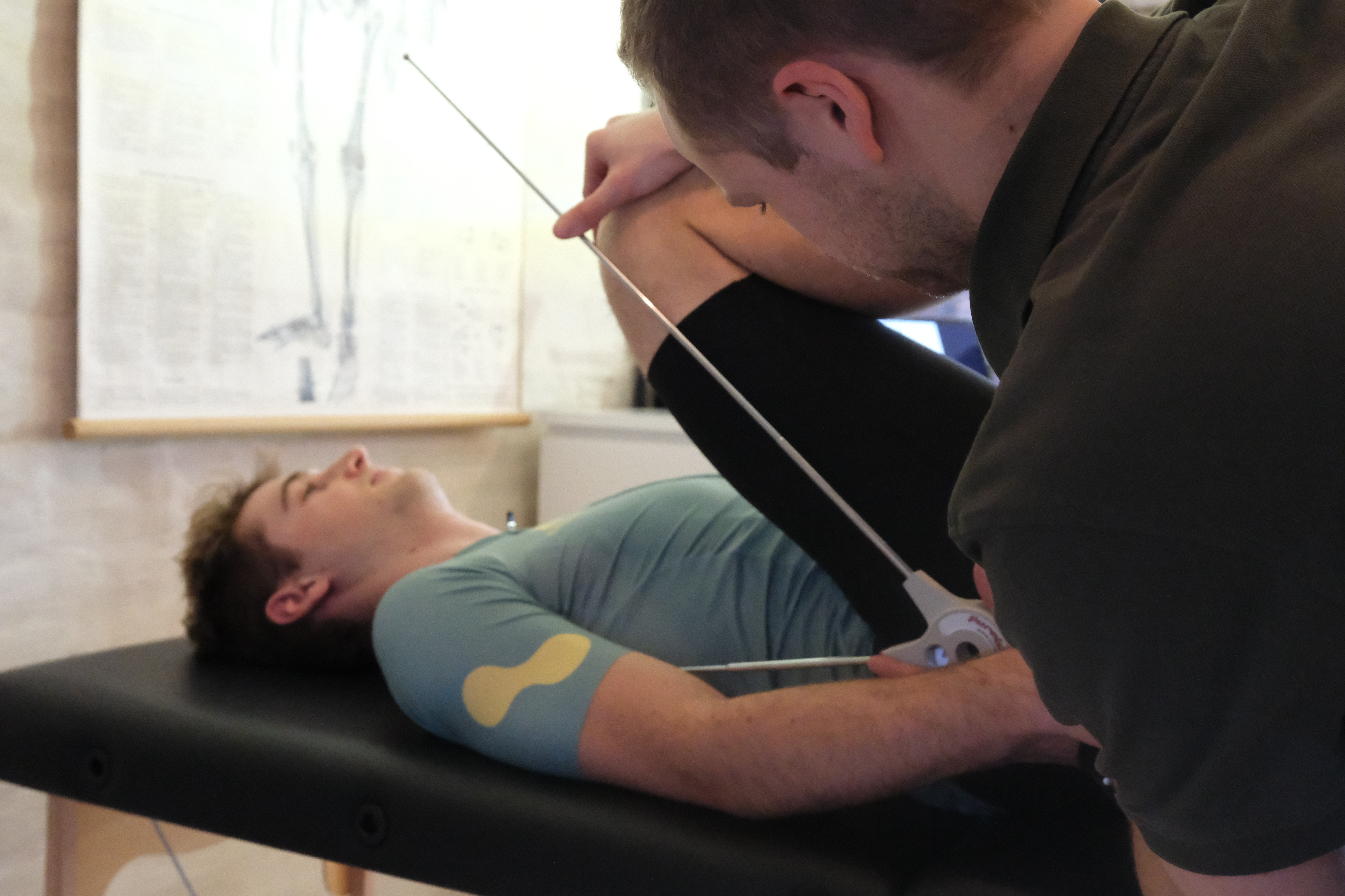 Nicolas begeleidt een cliënt in Performance Lab by Cycling Hub