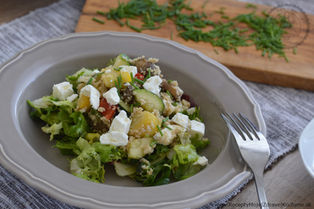 Letný šalát s kuskusom, cuketou a slaným syrom