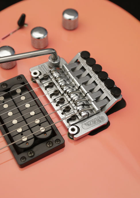 Squier Fender Contemporary Stratocaster Flash Pink Detailbild