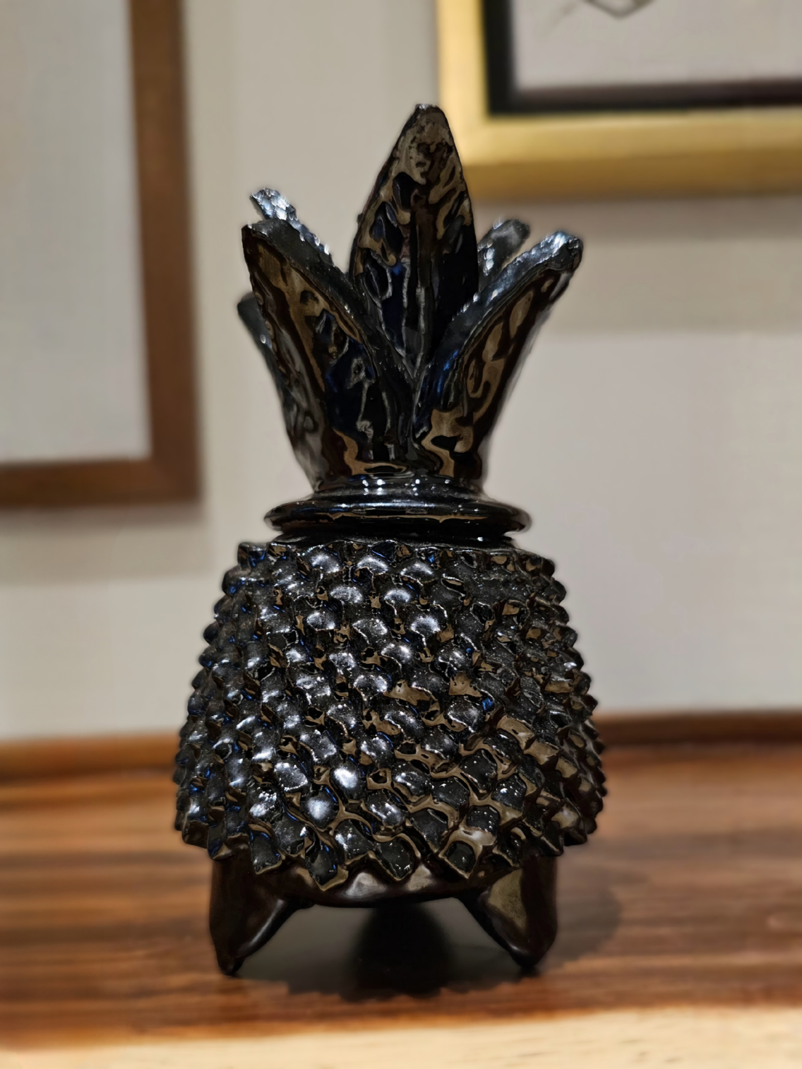 Piña de barro negro decorativa