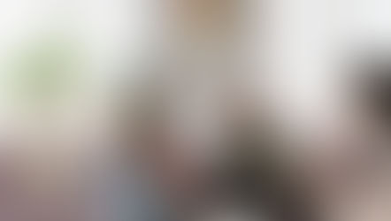 A therapist discussing a child’s treatment plan with a parent during an ABA therapy consultation