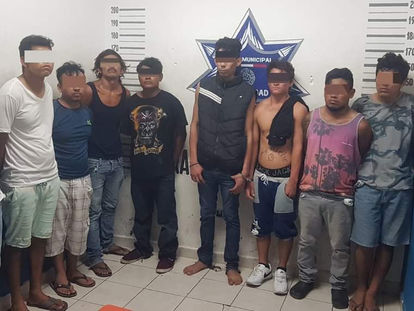 Policías Municipales detienen a nueve presuntos narcomenudistas en Puerto Aventuras.