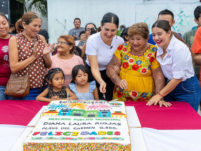 Estefanía Mercado y habitantes de la Colosio celebran aniversario del mercado Diana Laura Riojas