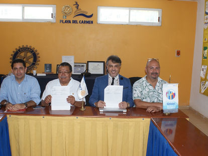 Firman convenio Club Rotario Playa del Carmen y Casa Azul A.C.