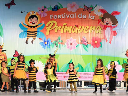 Con desfile y festival reciben la primavera