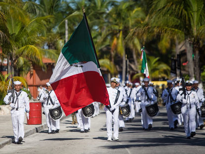 Celebran el CCVIII Aniversario de la Independencia Mexicana con desfile en Isla Mujeres