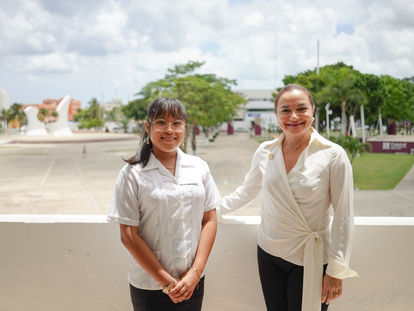 Juanita Alonso toma protesta a la Presidenta Municipal Estudiantil por un Día