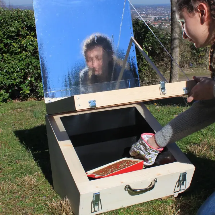 Imagem 01: Demonstração de uso de forno solar - L’atelier Solaire