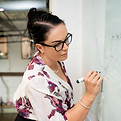 Picture of Kate drawing on a whiteboard in a mindstate mentoring session