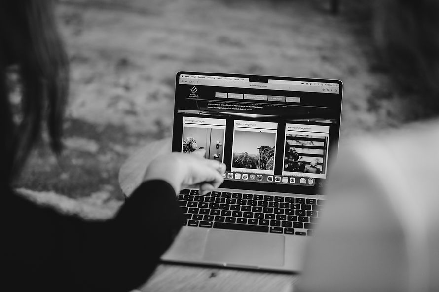 Olivia Schnell zeigt einer Kundin auf einem Laptop die Schnell und Strategisch Website
