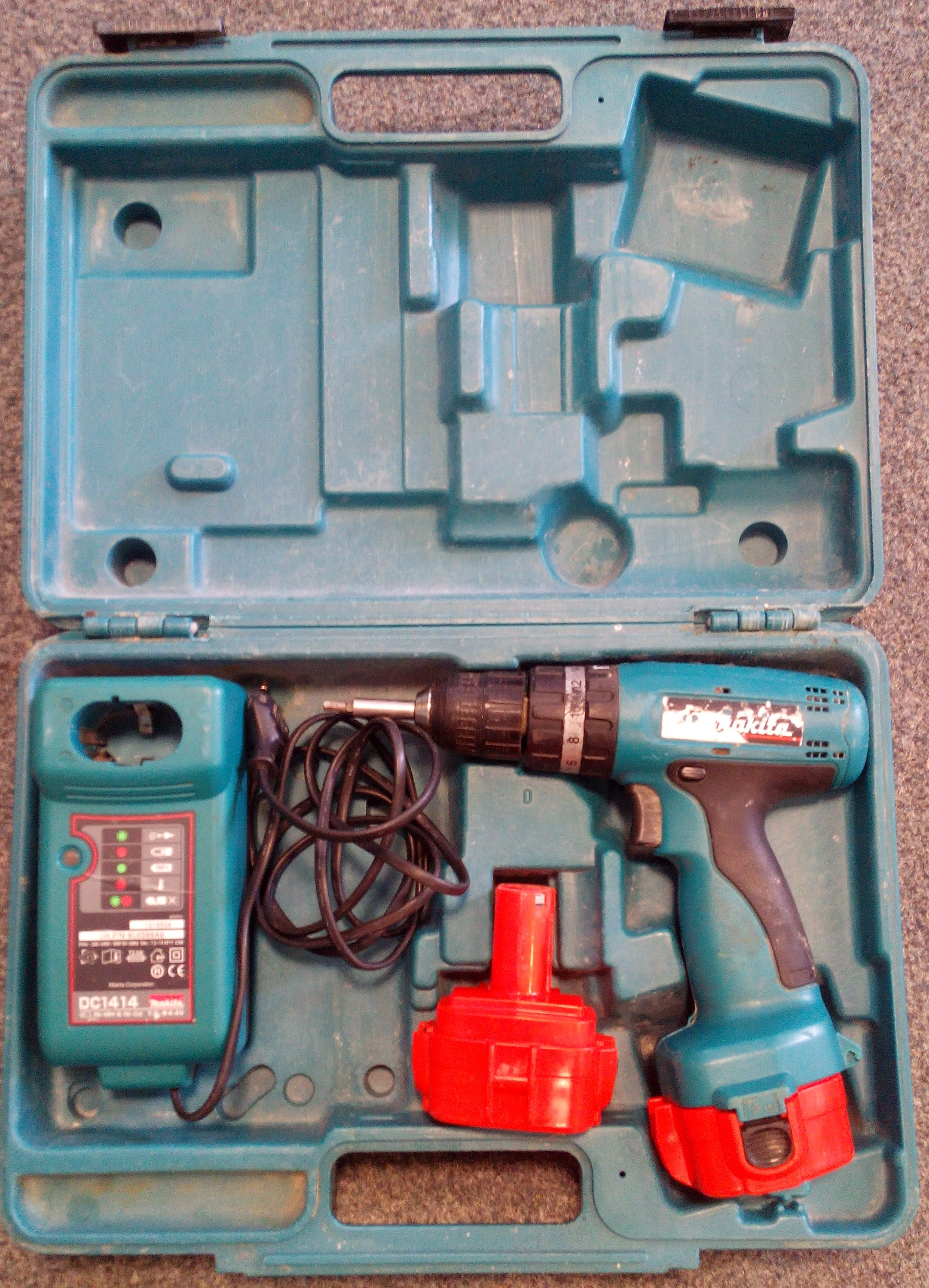 Vrtačka AKU Makita® 8270D v kufru nabíječka + druhá baterka