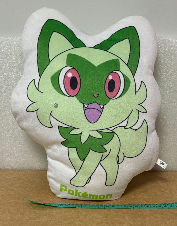 Cojín Pokemon Sprigatito •⁠  ⁠Marca: Banpresto •⁠  ⁠Altura:  32cm