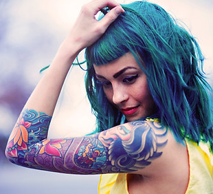 Ragazza con un tatuaggio della spalla