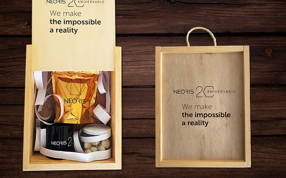 Caja de madera con branding en vinil, kit de regalo empresarial con taza, bolsa de café y frasco de galletas