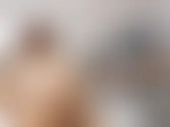 Sessão de fotodepilação com luz pulsada em clínica estética, profissional aplicando equipamento na perna de cliente deitada com óculos de proteção, em ambiente moderno e acolhedor.