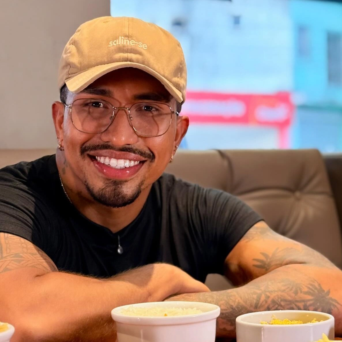 Kerven Pimentel, CEO do Churrasco do Preto, sorrindo em ambiente casual, usando boné claro e óculos, representando liderança empreendedora no setor gastronômico.