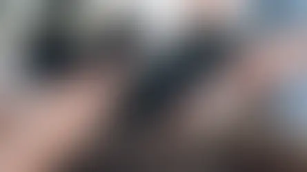 Pagamento por aproximação com smartphone sendo realizado em uma maquininha de cartão, com foco nas mãos e no dispositivo em ambiente interno.
