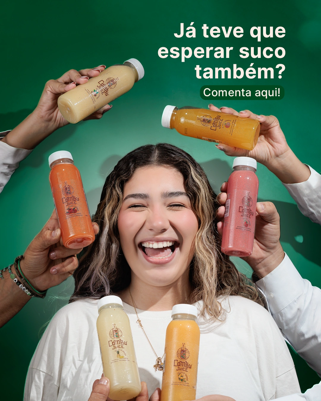 Mulher sorrindo cercada por mãos segurando garrafas coloridas de sucos Combu Juice, com o texto ‘Já teve que esperar suco também?’. Cena divertida que transmite naturalidade e proximidade.