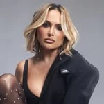 Cliente com maquiagem leve e pele uniforme destacando resultado de cuidado estético facial com acabamento natural