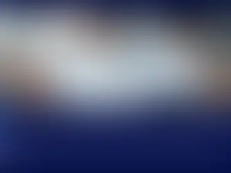 Profissionais analisando gráficos e planilhas em uma reunião de escritório, representando o planejamento empresarial diante das mudanças da Reforma Tributária 2026.