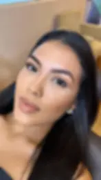 Cliente com pele uniforme e maquiagem natural após procedimento estético facial, destacando sobrancelhas e acabamento da pele na Depyl Plus